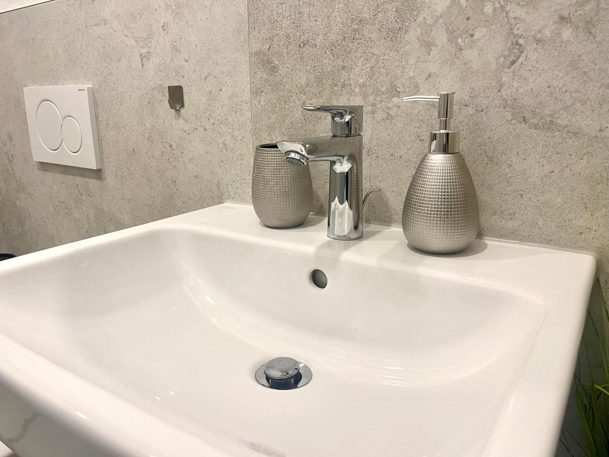 Neu Schwarzwald Zimmer Am Schloessle Goldstadt Pforzheim Exterior foto