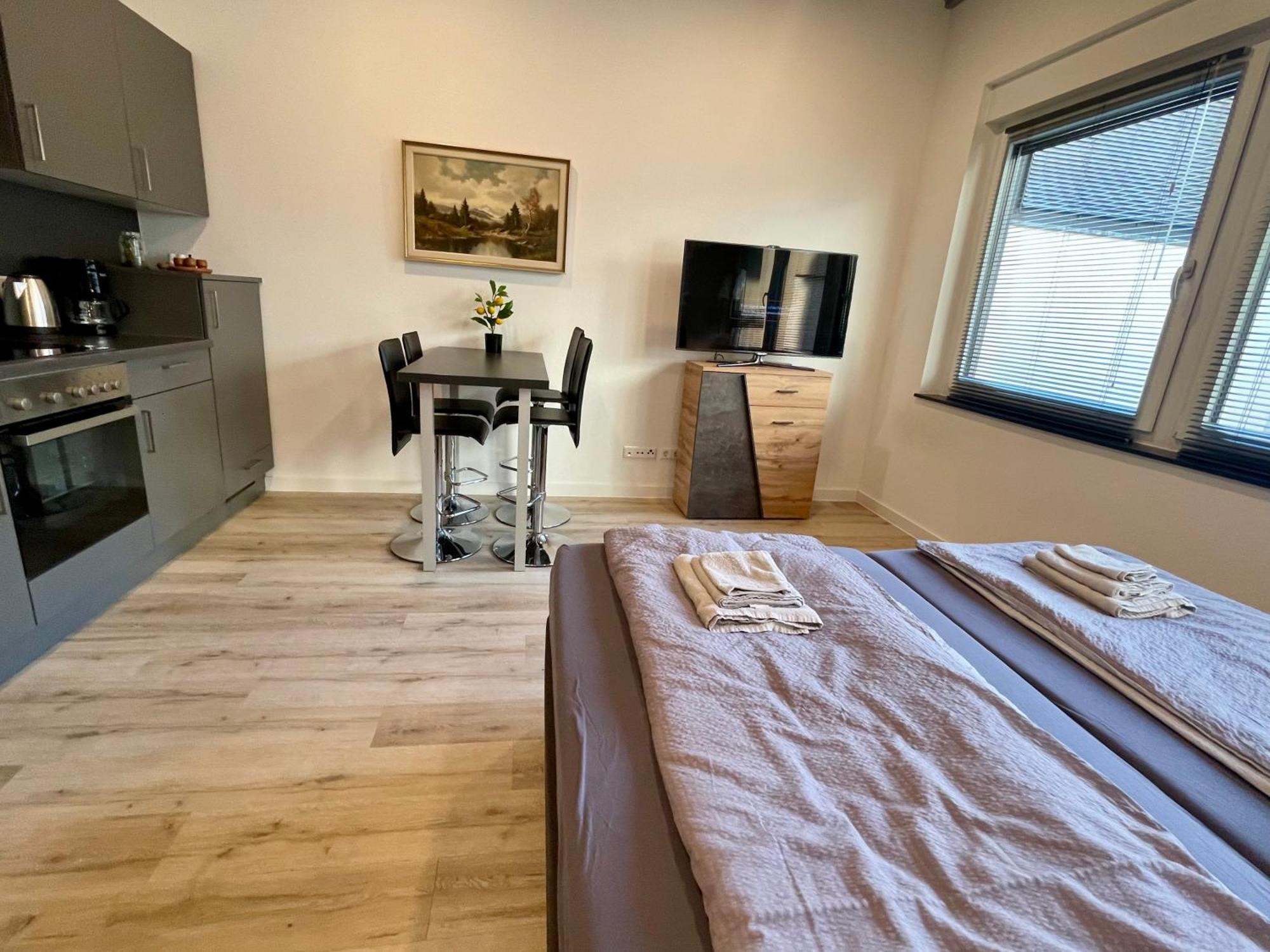 Neu Schwarzwald Zimmer Am Schloessle Goldstadt Pforzheim Exterior foto